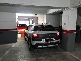Parking voiture à Carrer d'enric granados 106. Aparcament can farrerons