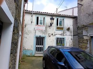 Wohngrundstück in Rúa principal 15. Casa y solar anexo
