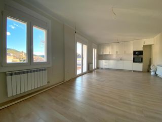 Piso en Carrer amadeu vives, 7. Totalmente reformado. a estrenar