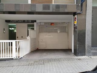 Aparcament cotxe a Carrer fortuny 13. Dos plazas de aparcamiento juntas en primera plan