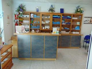 Business premise in Calle san policarpo 66. Salón de belleza totalmente equipado y amueblado