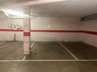 Aparcament cotxe a Carrer de vall-honesta 29. Plaza parking para coche grande.