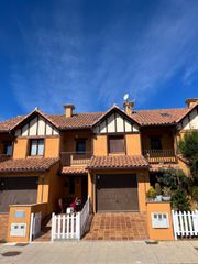 Casa adosada en venta en Valverde de la Virgen. Ad
