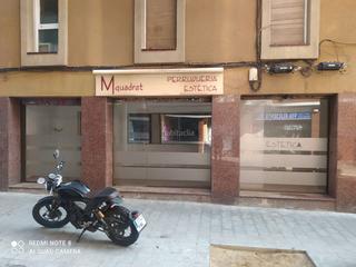 Business premise in Via augusta 106. Tres grandes escaparates. fachada recien echa .ite.