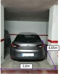 Aparcament cotxe a Avinguda de l'estatut 213. Párquing