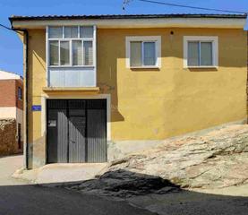 Xalet a Calle maragatos 13. Casa nueva junto con casa antigua