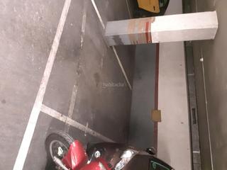Parking coche en Rambla catalana 23. Espacio para coche mediano y moto.