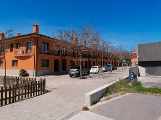 Casa adossada a Carrer del greco 26. Confortable y acogedora casa adosada.
