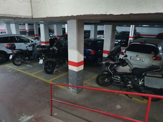 Rent Motorcycle parking in Rambla celler, 83. Parking moto