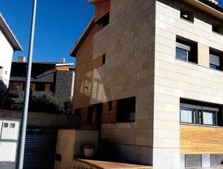 Maison jumelée à Carrer pintor miquel villa, 15. Casa en venta en urbanización en la pobla de segur