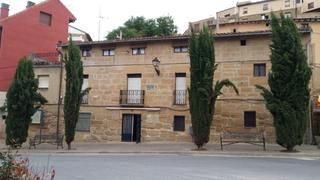 Casa a Plaza ibarra 13. Casa de pueblo con planta baja para negocio