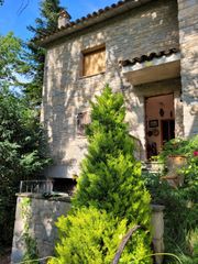 Casa en Avinguda lluís companys, 18. Bonita casa de piedra con terreno bien comunicada.