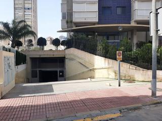 Location Parking voiture à Avenida emilio ortuño 31. Alquilo plaza de aparcamiento coche y moto centric