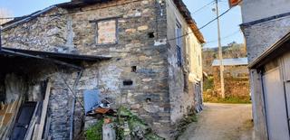 Casa adossada a Rúa o pao 24. Valdeorras, concello de petín, casa de pueblo