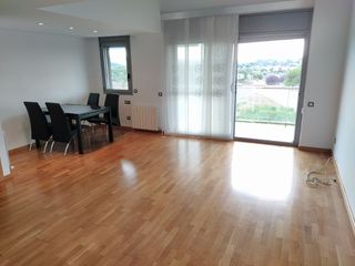 Miete Dachwohnung in Carrer de sabina canyameras 22. Atico duplex con piscina en can cabassa