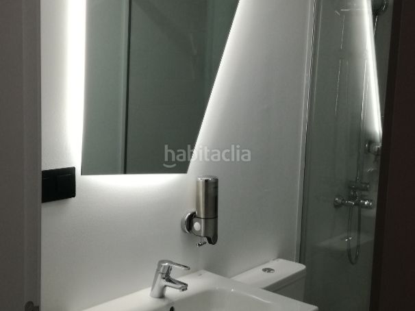 Foto b8b67bbb-263f-4b3d-88dd-9646027e9631. Piso en calle dávila bertoli 20 moderno, nuevo y atractivo estudio-zona prime en Torremolinos