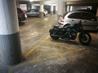Rent Motorcycle parking in Carrer de felipe ii, 88. Amplio parking de moto en alquiler