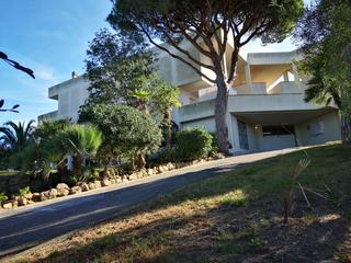 Rent Industrial building in Carrer grumet 2. Local para oficina taller almacen en lugar muy tra