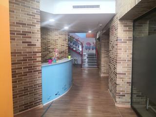 Lloguer Local Comercial a Avenida blasco ibáñez 42. Edificio de 2 plantas con piscina climatizada.