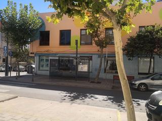 Lloguer Local Comercial a Avenida blasco ibáñez 42. Edificio de 2 plantas con piscina climatizada.