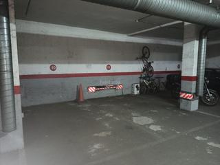 Posto auto in Calle león felipe 2. Protege moto-coche-patinete de amigos de lo ajeno