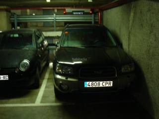 Location Parking voiture à Carrer d'aragó 300. Plaça cotxe petit o mitjà estret amb moto opcional