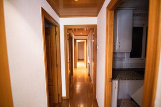 Piso en Carrer industria,. Piso luminoso con balcón para entrar a vivir