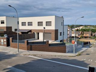 Casa bifamiliare in Carrer ramon llull 13. Casa apareada nueva de obra tradicional en llinars