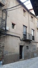 Maison à Carrer raval, 53. Casa para reformar, tiene dos caras.