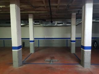 Aparcament cotxe a Carrer de miquel martí i pol 5. Plaça de pàrquing gran a zona universitària