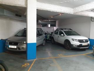 Aparcament cotxe a Carrer de sanpere i miquel 18. Parking para dos coches y varias motos