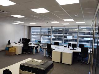 Location Local commercial à Carrer de la mora 39. Oficina confortable, con luz y equipada