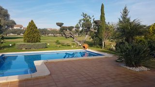 Casa pareada en Calle sevilla, 44. Te gusta el golf, la tranquilidad o la playa ?