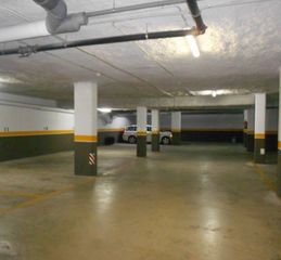 Rent Car parking in Carrer de joan roca i pinet 7. Parquing
