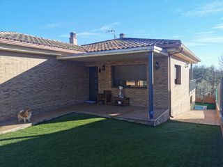 Chalet en Carrer sol, s/n. Casa con piscina y con posibilidad de negocio
