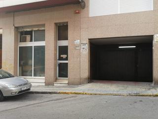 Geschäftsraum in Carrer de prat de la riba 32. Gran local comercial con altillo