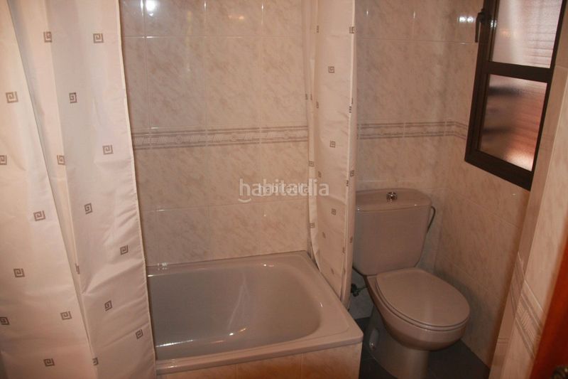 Foto baf7c6a2-38c2-4f35-a387-192dd1de2f8f. Casa adosada en calle larga 49 / calle larga en Azuaga