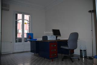 Rent Office space in Carrer d'aribau 171. Oficina con vistas a la calle principal