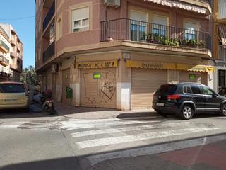 Local commercial à Carrer joaquin santo 3. Bajo comercial de 100 m cuadrados con posible camb