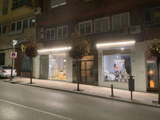 Lloguer Local Comercial a Avenida granada 15. Estupendo y céntrico local listo para usar