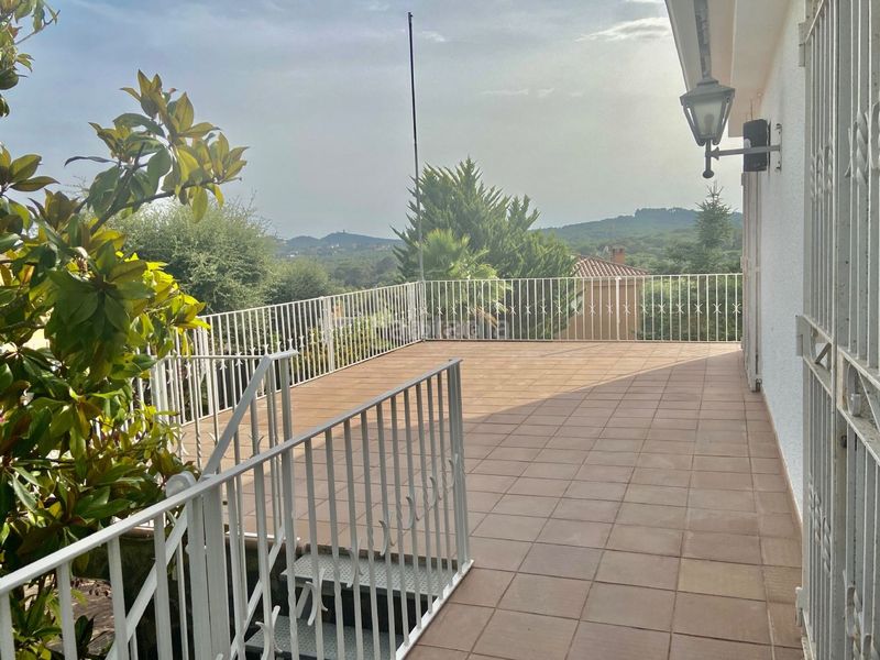 Foto 7889a580-12c3-4361-ac68-e3bfc5876fbf. Masía en carrer roma maura 4 chalet muy bien conservado en terreno de 4000m2 en Lloret de Mar