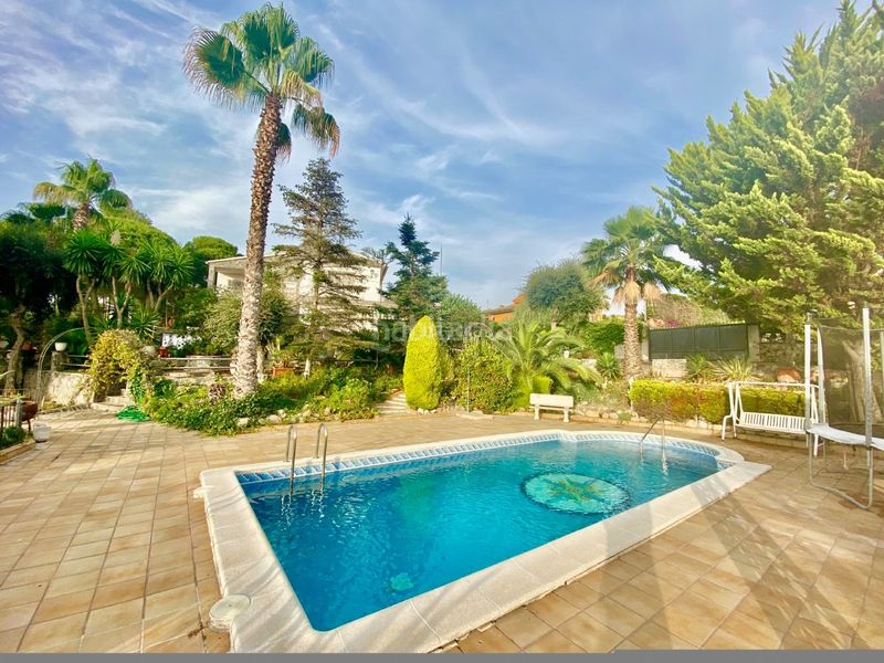 Foto cc807447-3a58-4af8-9200-c4c1baeb9a8e. Masía en carrer roma maura 4 chalet muy bien conservado en terreno de 4000m2 en Lloret de Mar