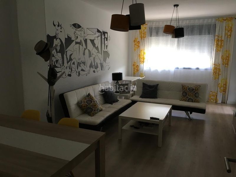 Alquiler Piso en Parque litoral, 25. Vivienda en urbanización con piscina (Málaga, Málaga)