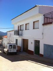 Casa adossada a Calle de la rosaleda 14. Venta de casa con parcela de 252 m2 y  garaje