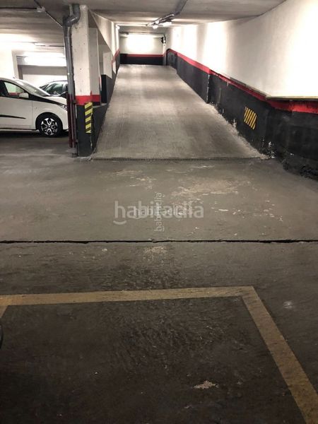 Foto b250ab96-8066-4e92-92f4-9c43012f86e0. Motorradparkplatz in calle de santa hortensia 62 in Madrid