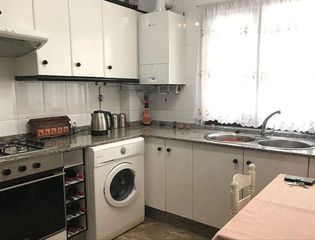 Alquiler Piso en Carrer sant joaquim, 52. Tres habitaciones, dos baños