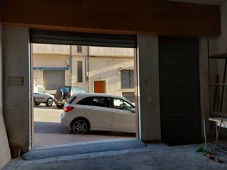 Local Comercial en C/ maestro j. esteve solbes, 3. Está situada frente al mercado municipal.