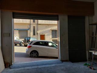 Local Comercial a Carrer mestre j esteve solbes 1. Está situada frente al mercado municipal.