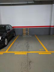 Location Parking voiture à Carrer d'andrade 65. Plaza de garaje para coches pequeños/medianos