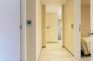 Business premise in Carrer vint-i-dos 72. Se vende piso con licencia turística con 5 hab.
